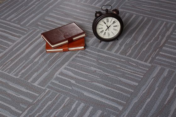 Umweltfreundlicher glatter PVC-Teppich-Bodenbelag/graues PVC, das 457.2mmx457.2mm ausbreitet